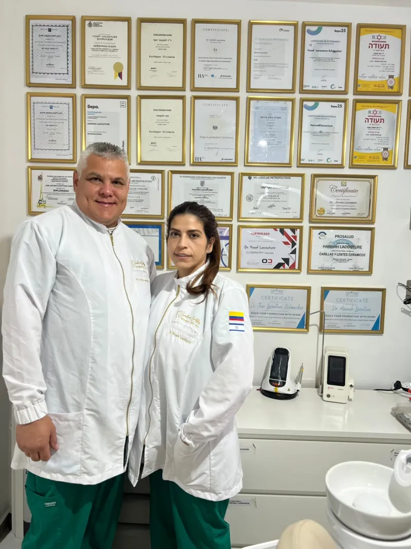 El Dr. Yosef Lacouture Schmucker y la Dra. Hannah Lacouture frente a sus diplomas y certificados