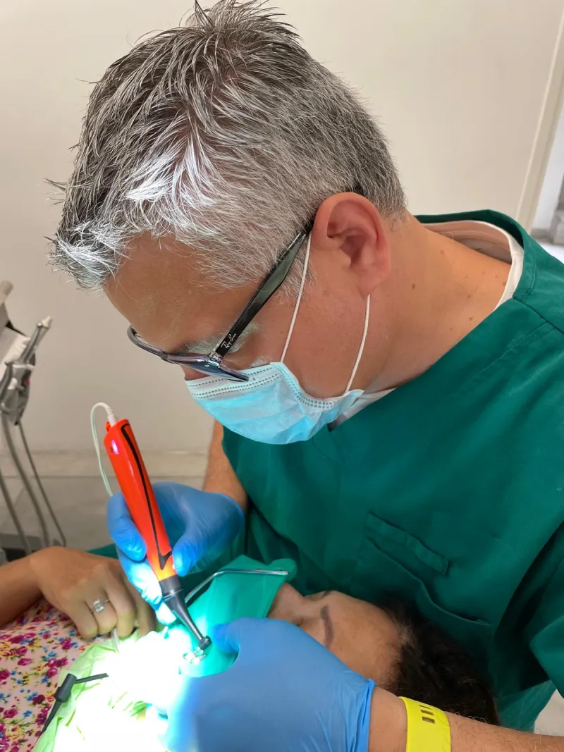 El Dr. Yosef Lacouture Schmucker atendiendo a una paciente en la clínica